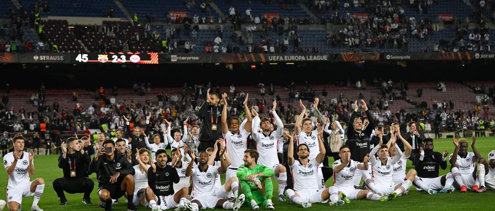 Jubel im Camp Nou: Frankfurt kommt in Barcelona weiter.