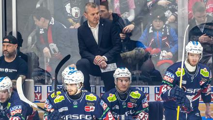 Trainer Serge Aubin von den Eisbären Berlin setzt auch im DEL-Finale gegen Köln auf die Besonnenheit und Erfahrung seines Teams.