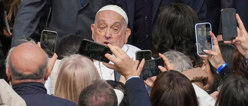 Papst Franziskus geht nach seiner Entlassung aus dem Krankenhaus immer wieder überraschend an die Öffentlichkeit. (Foto: Archiv)