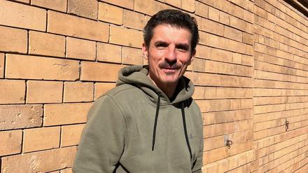 Eugen Siwon Vasquez in der Knaackstraße in Prenzlauer Berg. Er kämpft für seinen Verteil-Tisch, den die Lebensmittelaufsicht dicht gemacht hat.