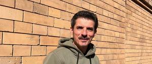 Eugen Siwon Vasquez in der Knaackstraße in Prenzlauer Berg. Er kämpft für seinen Verteil-Tisch, den die Lebensmittelaufsicht dicht gemacht hat.