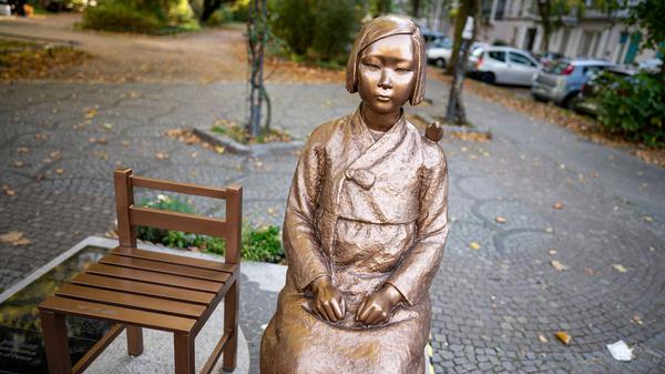 Die Bronzestatue in Moabit erinnert an die Opfer sexueller Gewalt im Pazifikkrieg (Archivbild).