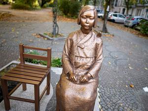 Die Bronzestatue in Moabit erinnert an die Opfer sexueller Gewalt im Pazifikkrieg (Archivbild).