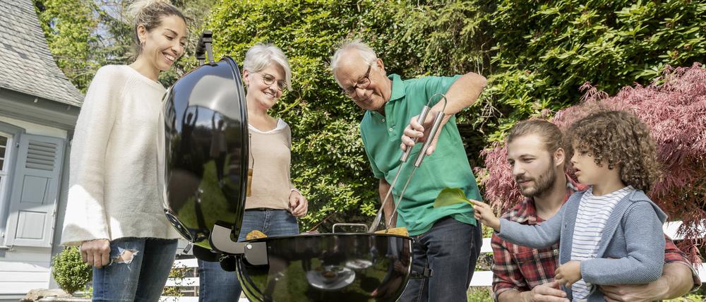 Spaß mit Grenzen. Bestimmte Themen sollten beim nachbarschaftlichen Grillen außen vor bleiben