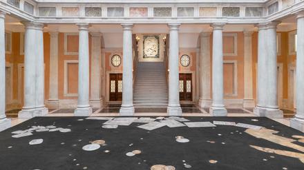 Tatiana Trouvés Installation „Bodenlos“ im Innenhof vom Palazzo Grassi.