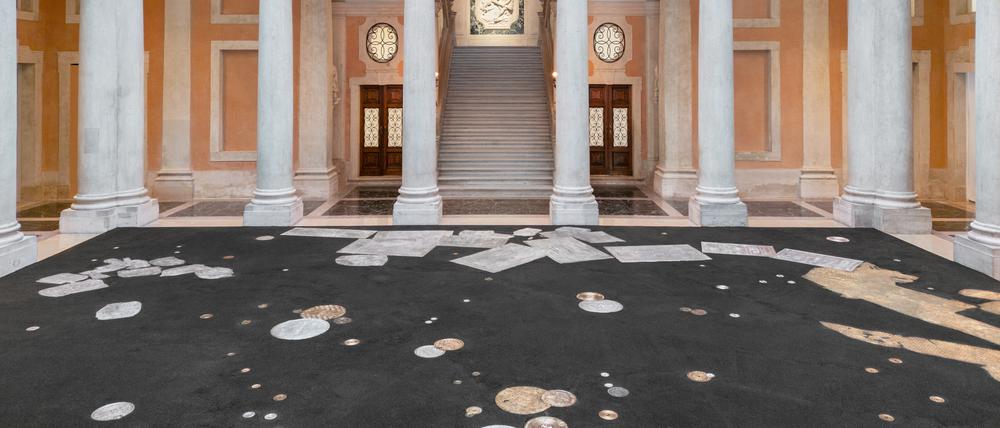 Tatiana Trouvés Installation „Bodenlos“ im Innenhof vom Palazzo Grassi.