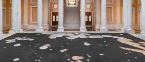 Tatiana Trouvés Installation „Bodenlos“ im Innenhof vom Palazzo Grassi.