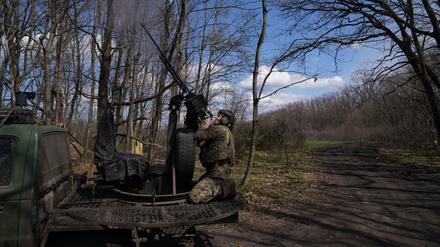 Ein ukrainischer Soldat schießt auf russische Stellungen.