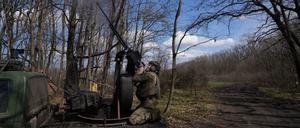 Ein ukrainischer Soldat schießt auf russische Stellungen.