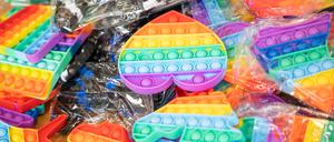 Kunststoff-Produkte ohne TÜV-Zertifikat, die im 2021 vom Zoll sichergestellt wurden, werden auf einer Pressekonferenz vom Hauptzollamt gezeigt. Ob Kinderspielzeug, Kosmetik oder Schmuck: Die EU hat im vergangenen Jahr so viele Warnungen vor schädlichen Produkten erhalten wie seit Beginn der Aufzeichnung 2003.