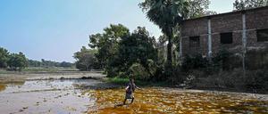 Farmer auf überflutetem Land nahe der Hauptstadt Dhaka in Bangladesh (Symbolbild).