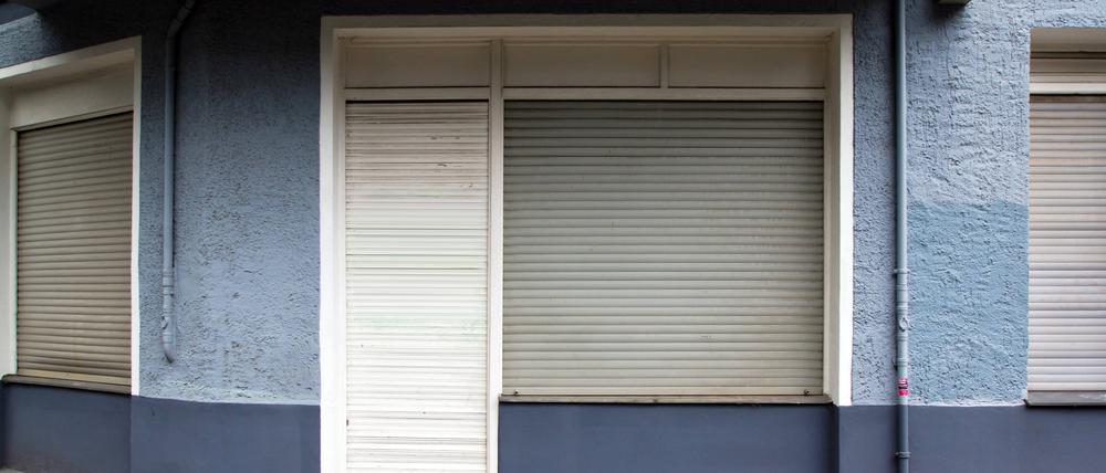 Ein Schaufenster mit heruntergelassenen Jalousien.