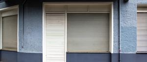 Ein Schaufenster mit heruntergelassenen Jalousien.