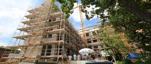Richtfest für den Neubau in der Potsdamer Holzmarktstraße. Insgesamt entstehen 17 neue Wohnungen.