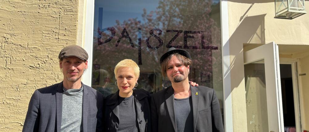 Die drei Betreiber:innen der Kulturschänke Bajszel in Neukölln.