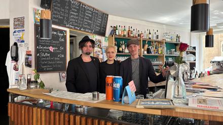 Die drei Betreiber:innen der Kulturschänke Bajszel in Neukölln.