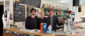 Die drei Betreiber:innen der Kulturschänke Bajszel in Neukölln.