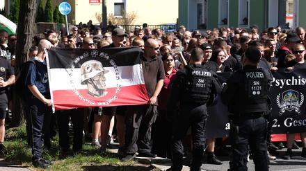 Sachsen, Bautzen: Teilnehmer einer rechtsextremen Demonstration werden von Polizisten begleitet. (Archivbild)