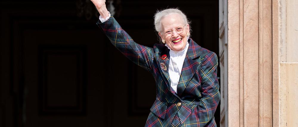 Königin Margrethe winkt an ihrem 85. Geburtstag den Gratulanten auf Schloss Fredensborg zu.