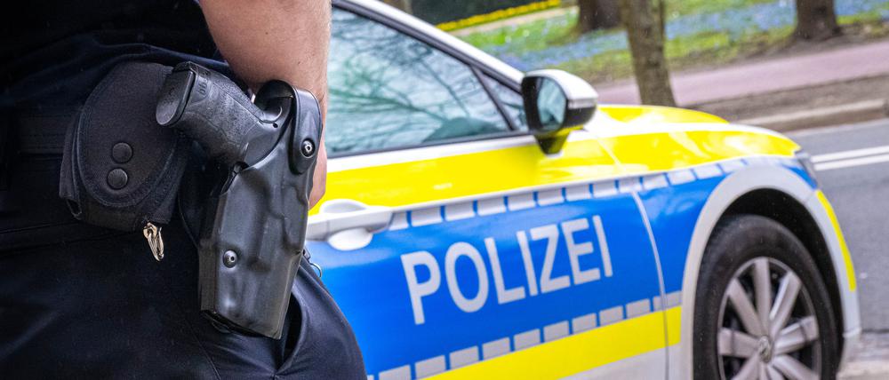 Ein Polizist im Einsatz (Symbolbild).