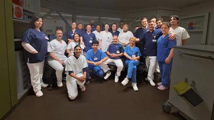 Schichtwechsel: Das Team von Station 7 stellt sich zum Gruppenfoto auf.