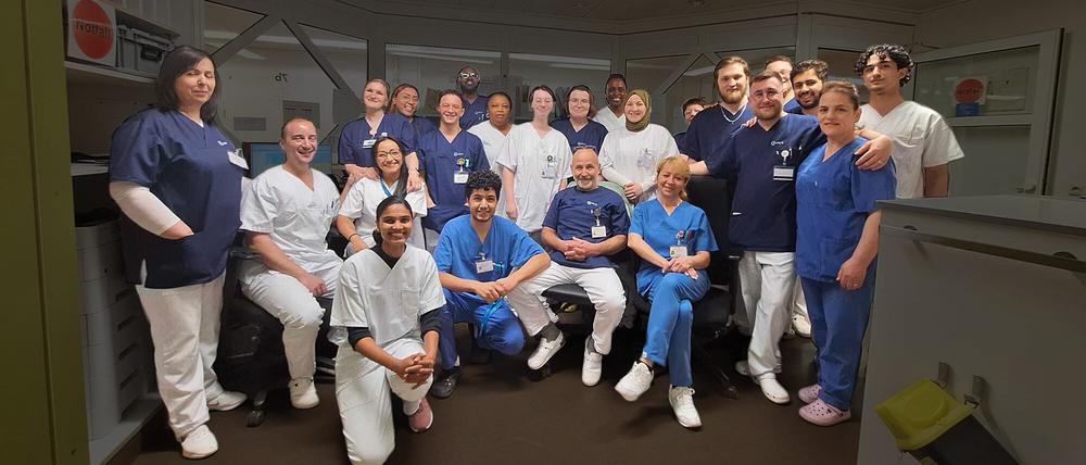 Schichtwechsel: Das Team von Station 7 stellt sich zum Gruppenfoto auf.