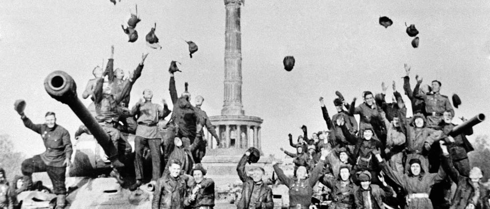 Sowjetische Soldaten feiern das Kriegsende auf ihren Panzern vor der Siegessäule in Berlin und werfen ihre Mützen in die Luft. (Archivbild)
