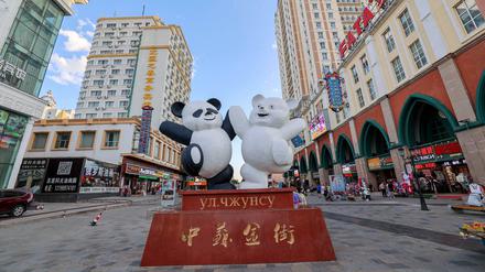 Chinesischer Panda und russischer Bär. Freundschaftsdenkmal im chinesischen Hohhot in der Inneren Mongolei.