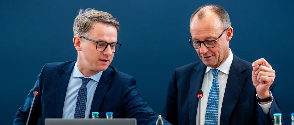 Friedrich Merz, Fraktionsvorsitzender der Union und CDU Bundesvorsitzender, wartet neben Carsten Linnemann, CDU Generalsekretär, auf den Beginn der Sitzung des CDU-Bundesvorstands im Konrad-Adenauer Haus.