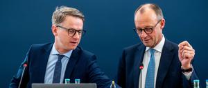 Friedrich Merz, Fraktionsvorsitzender der Union und CDU Bundesvorsitzender, wartet neben Carsten Linnemann, CDU Generalsekretär, auf den Beginn der Sitzung des CDU-Bundesvorstands im Konrad-Adenauer Haus. 