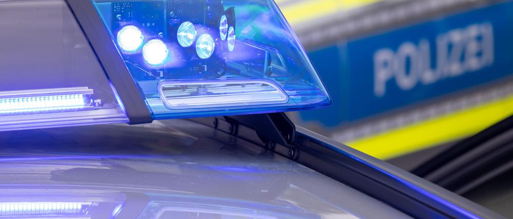Die Polizei nimmt fünf Tatverdächtige vorläufig fest. (Symbolbild)