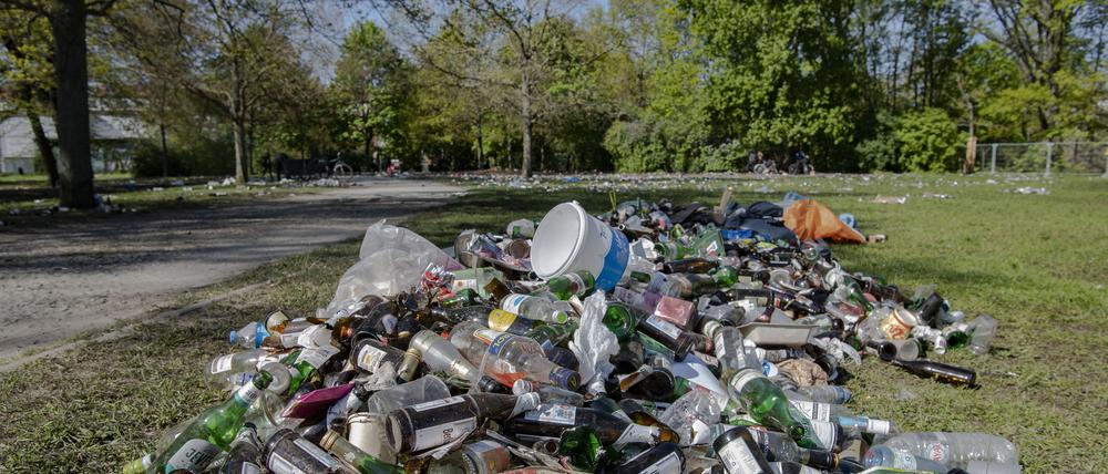 Unzählige Flaschen und Müll liegen im Treptower Park.