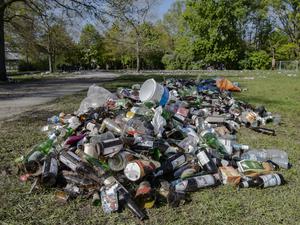 Unzählige Flaschen und Müll liegen im Treptower Park.