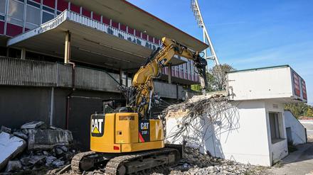 Bei Abrissarbeiten am Jahnstadion entdeckten Bauarbeiter Asbeststoffe. (Archivbild)