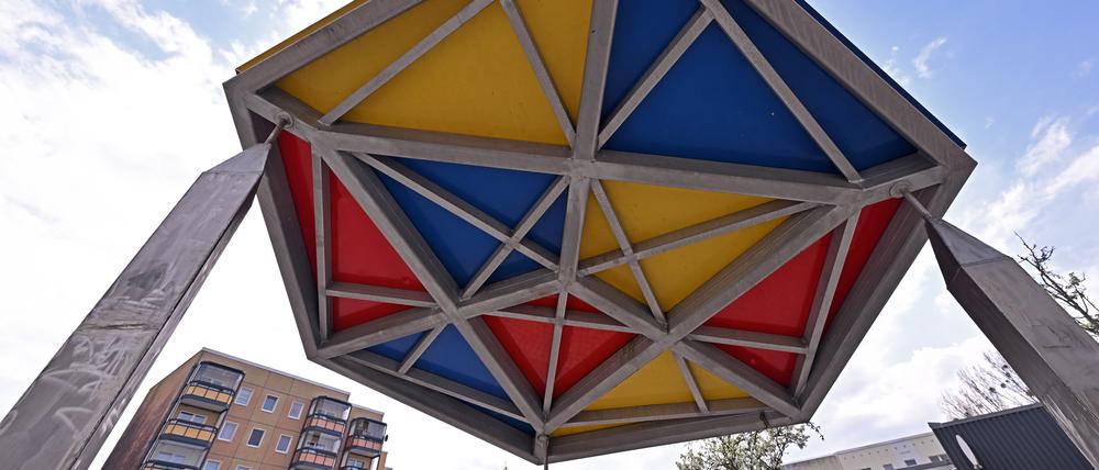 Bunt, aber nicht durchlässig. Das ursprünglich transparente Dach wurde durch Platten verunstaltet.