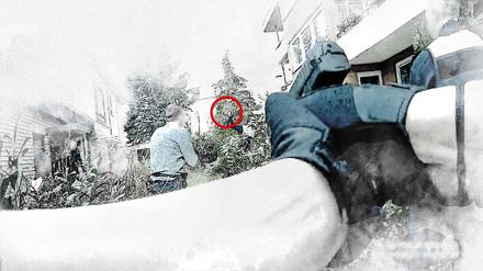 Messerattacke. Lamin T. (im Hintergrund) beginnt, auf zwei am Boden liegende Beamte einzustechen, die sich mit einem Plastikschild schützen. 