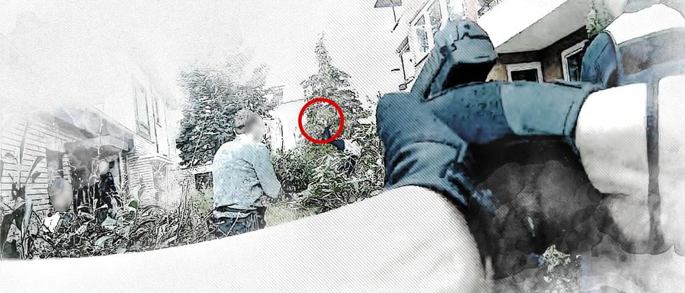 Messerattacke. Lamin T. (im Hintergrund) beginnt, auf zwei am Boden liegende Beamte einzustechen, die sich mit einem Plastikschild schützen. 