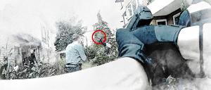Messerattacke. Lamin T. (im Hintergrund) beginnt, auf zwei am Boden liegende Beamte einzustechen, die sich mit einem Plastikschild schützen. 