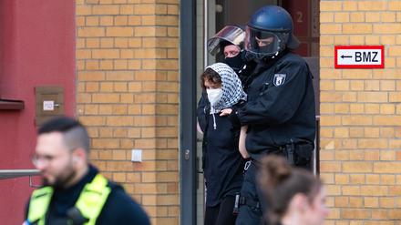 Ein Aktivist wird von Polizisten aus einem Gebäude am Campus Nord der Humboldt-Universität (HU) geführt. Der Emil-Fischer-Hörsaal am Campus Nord der Humboldt-Universität (HU) in Berlin wurde besetzt. 