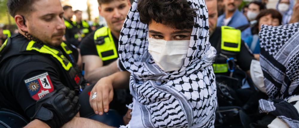 Die Polizei zog mehrere Aktivisten aus der Menge.