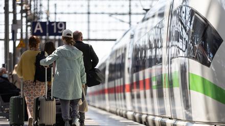 Über Ostern ist es stets voll auf den Bahnhöfen und in den Fernzügen der Deutschen Bahn. (Archivbild)
