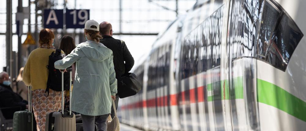 Über Ostern ist es stets voll auf den Bahnhöfen und in den Fernzügen der Deutschen Bahn. (Archivbild)