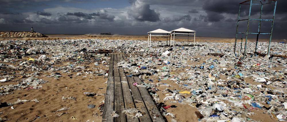 Plastikmüll liegt an einem Mittelmeer-Strand nahe Beirut.