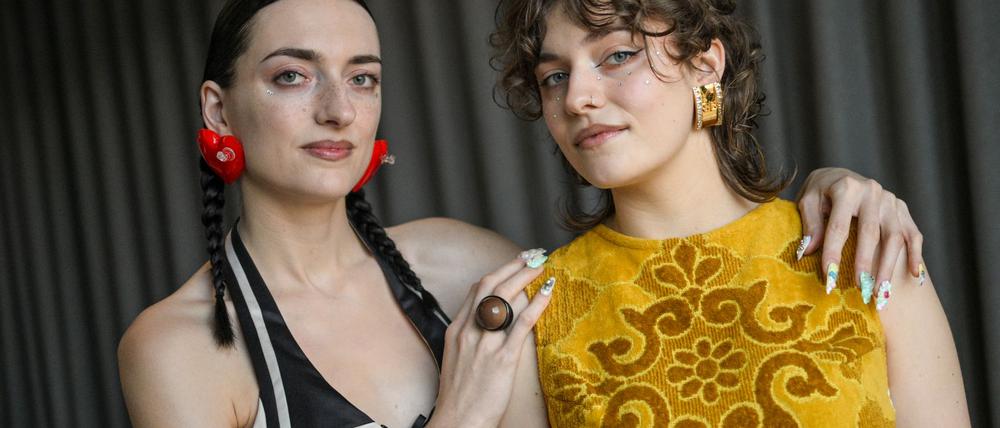 Nina und Lotta von der Band Blond wollten die Sommerferien lieber ins Freibad verbringen, statt Chemnitz zu verlassen.