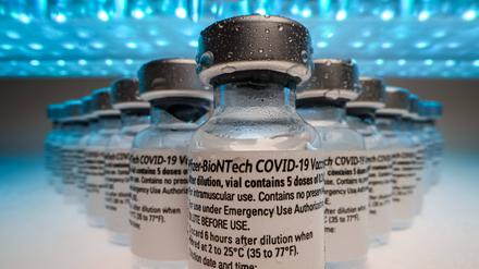 Comirnaty Impfstoffampullen von Biontech/Pfizer Variante 4b. *** Comirnaty Vaccine Ampoules from Biontech Pfizer Variant 4b Copyright: xBEAUTIFULxSPORTS/KJPetersx 