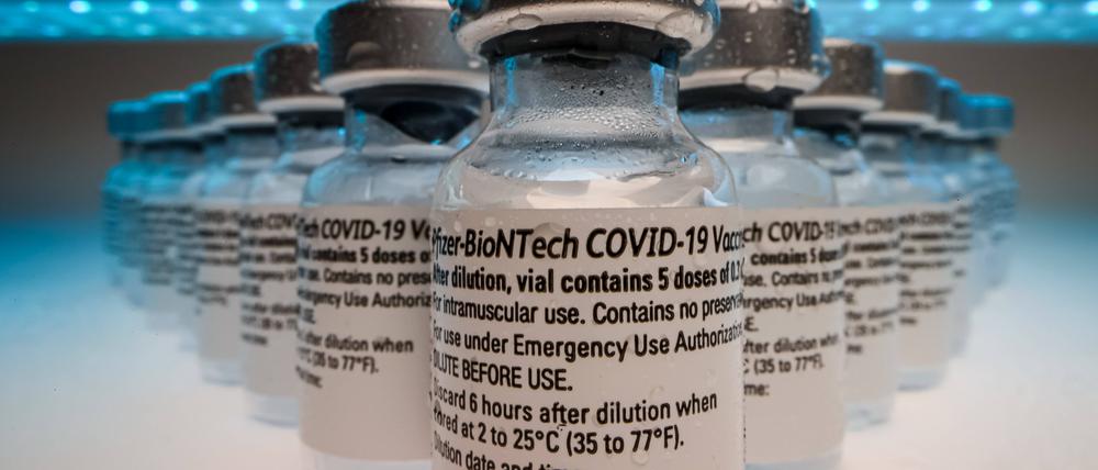 Comirnaty Impfstoffampullen von Biontech/Pfizer Variante 4b. *** Comirnaty Vaccine Ampoules from Biontech Pfizer Variant 4b Copyright: xBEAUTIFULxSPORTS/KJPetersx
