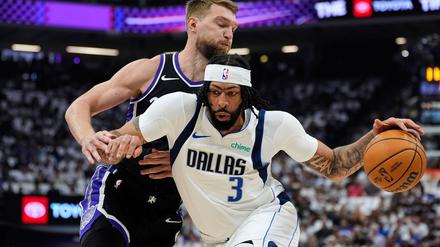 Anthony Davis (rechts) führte die Dallas Mavericks mit 27 Punkten zum Sieg gegen die Sacramento Kings.