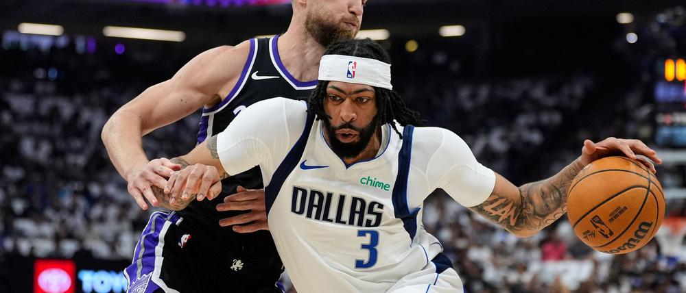 Anthony Davis (rechts) führte die Dallas Mavericks mit 27 Punkten zum Sieg gegen die Sacramento Kings.