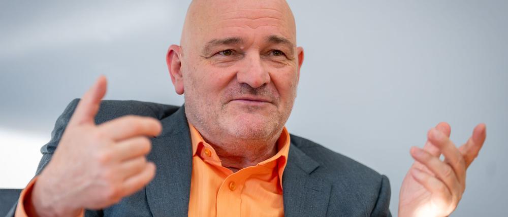 Brandenburgs Finanzminister und Vize-Ministerpräsident Robert Crumbach will den BSW-Landesvorsitz abgeben (Archivbild).