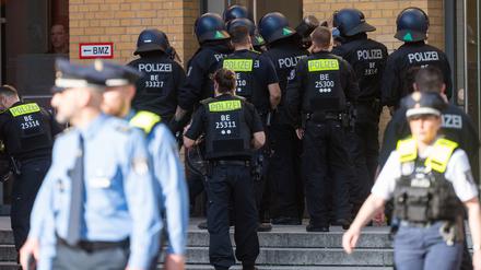 Einsatzkräfte der Berliner Polizei haben an der Humboldt-Universität einen besetzten Hörsaal geräumt. 